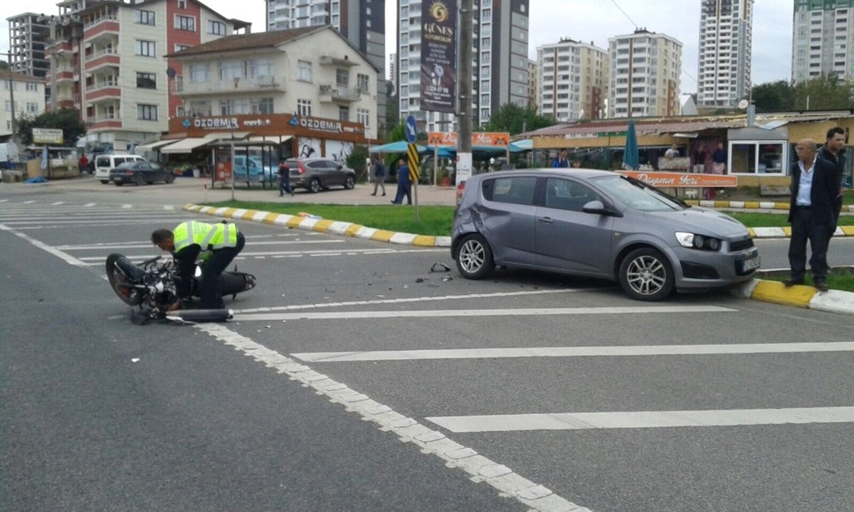 Motosiklet ile Otomobil Çarpıştı: 1 Yaralı