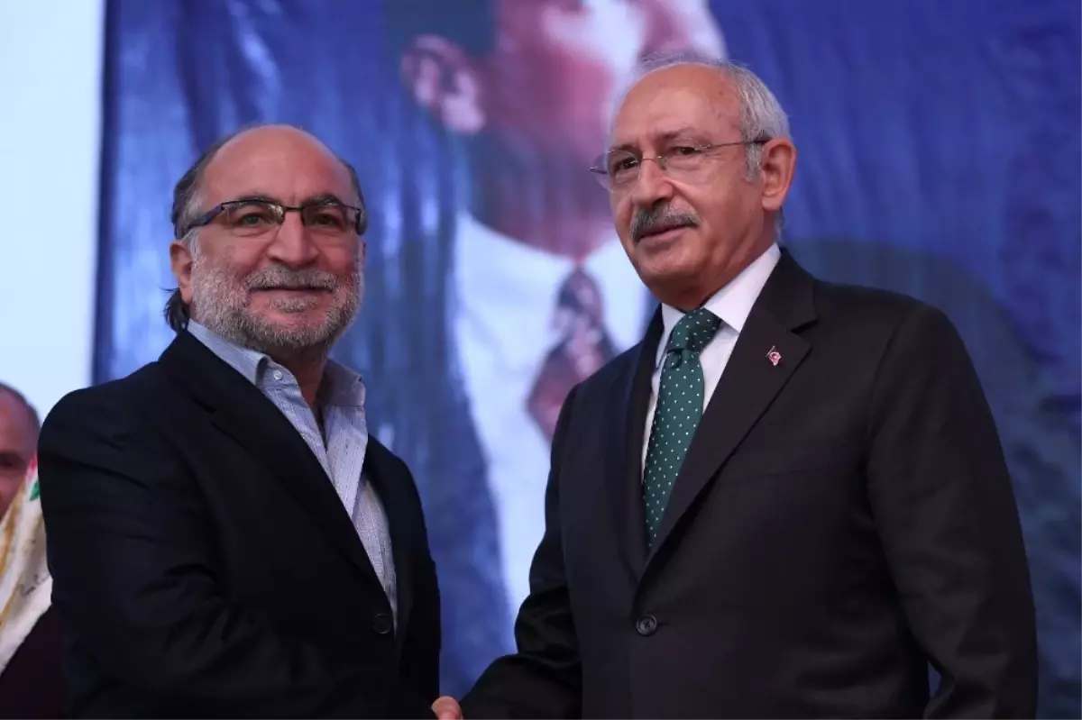 Özke\'nin Ödülünü Kılıçdaroğlu Verdi