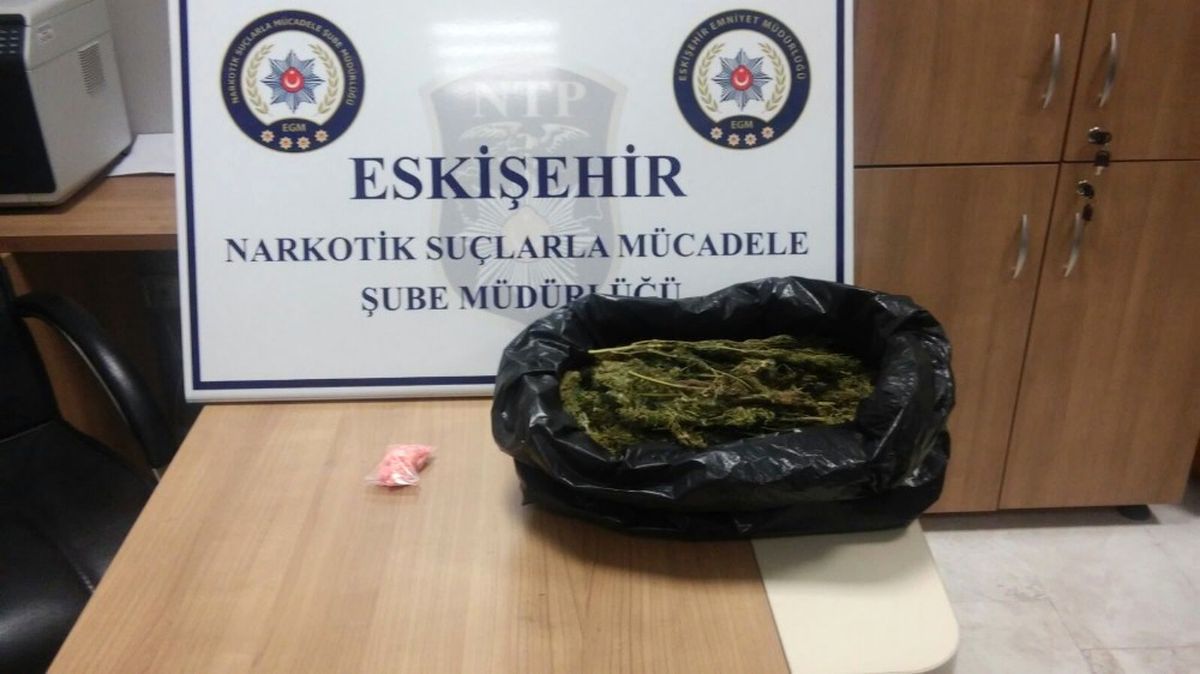Paspasın Altından 100 Uyuşturucu Hap ile 550 Gram Esrar Bulundu