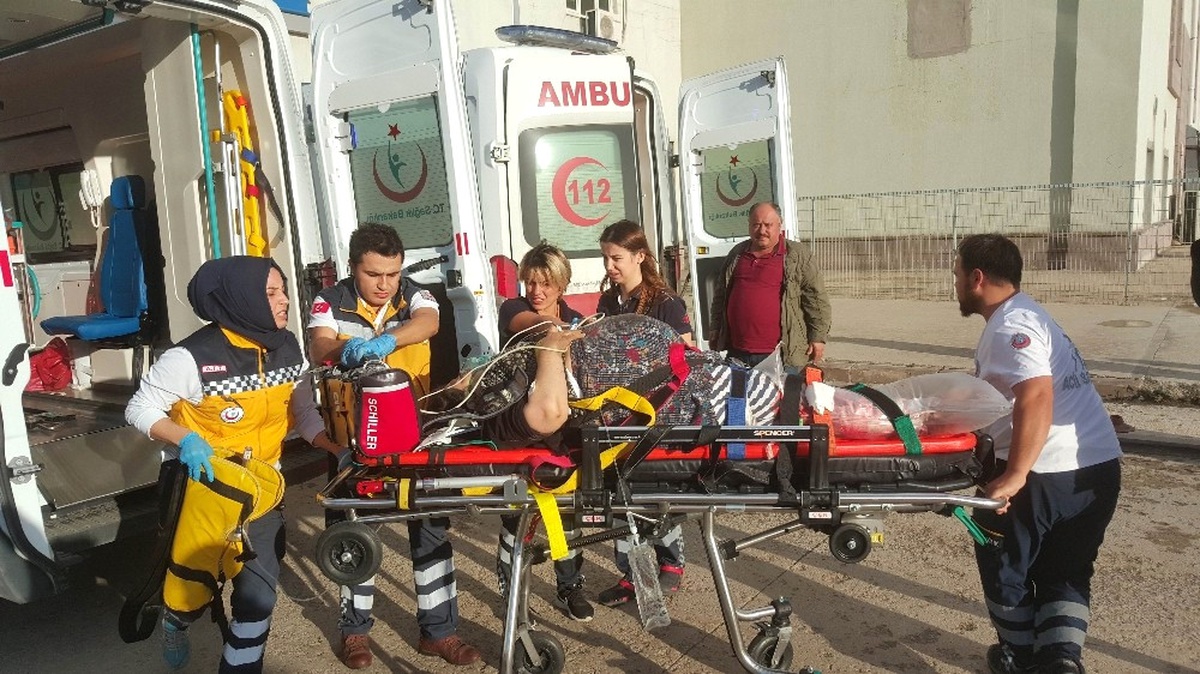 Samsun\'da Kamyonetin Çarptığı 3 Kişi Ölümden Döndü