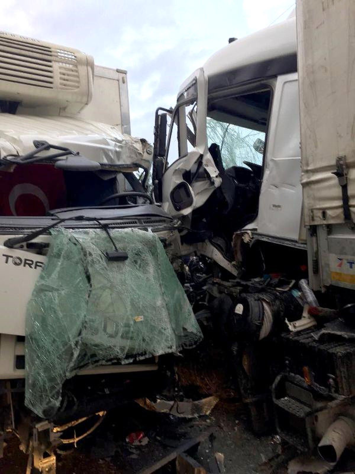 Tır ile Kamyon Kafa Kafaya Çarpıştı: 2 Yaralı