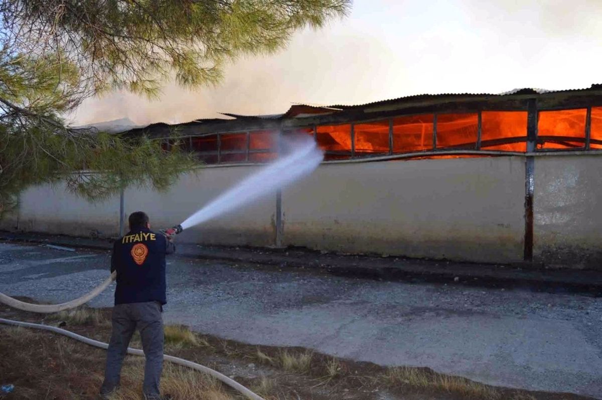 Adıyaman\'da Eski Tekel Depolarında Yangın