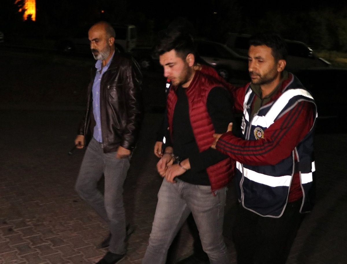 Annesine Küfür Ettiğini İddia Ettiği Genci Bıçaklayarak Öldürdü