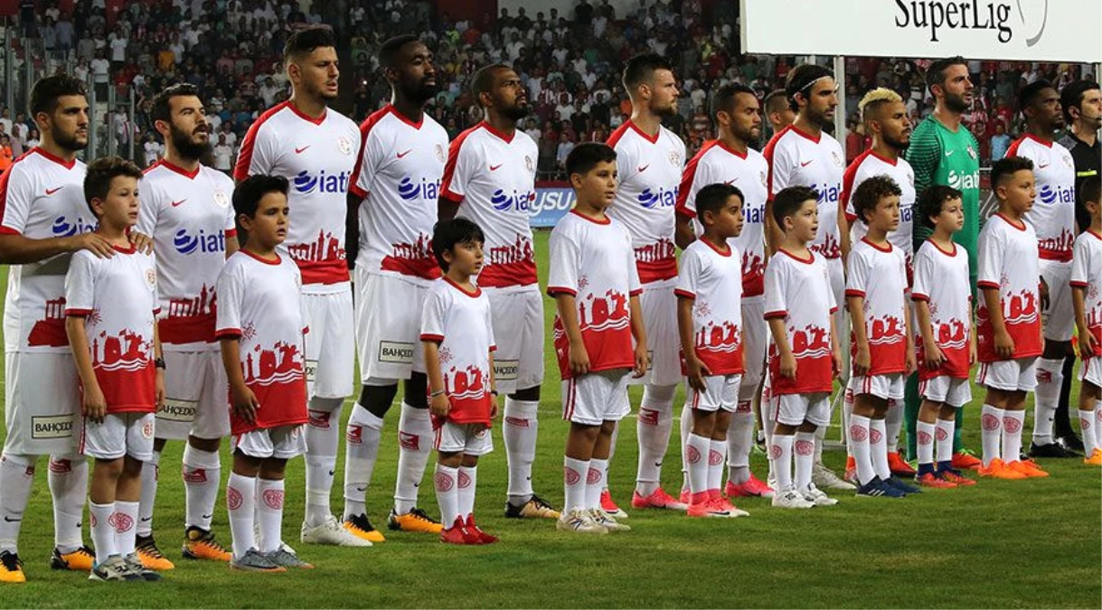 Antalyaspor, Seremoniye Futbolcularla Birlikte Çıkmak İsteyen Çocuklardan Para Alacak