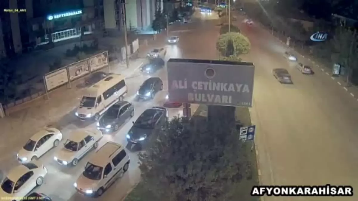 Aşırı Hız Kazayı da Beraberinde Getirdi... Otomobil Sürücüsü Reklam Panosuna Çarptı