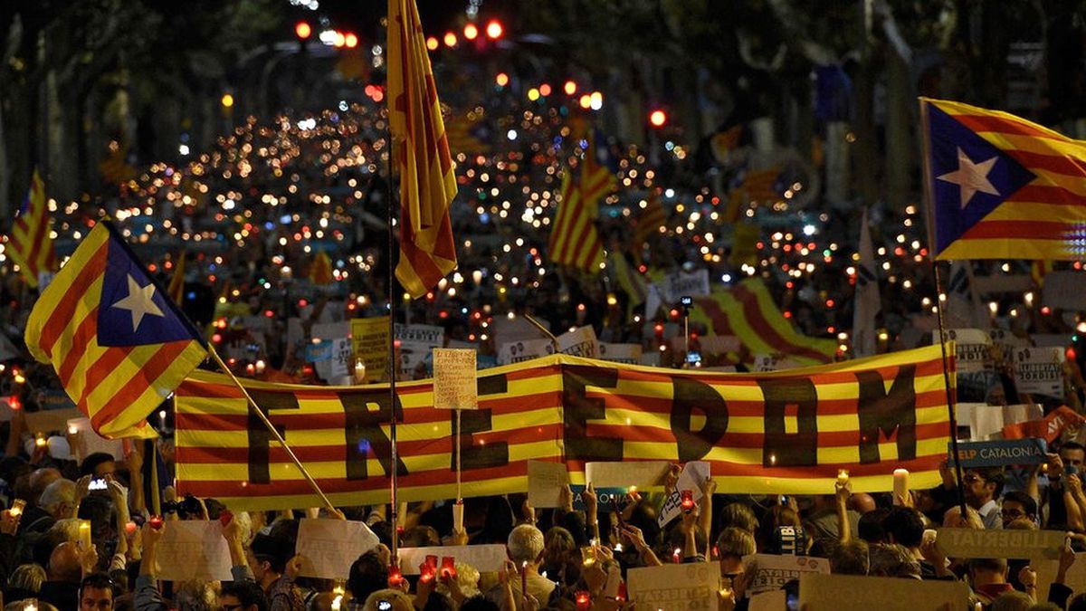 Barcelona\'da 10 Binler, Bağımsızlık Yanlısı Siyasetçilerin Tutuklanmasını Protesto Etti
