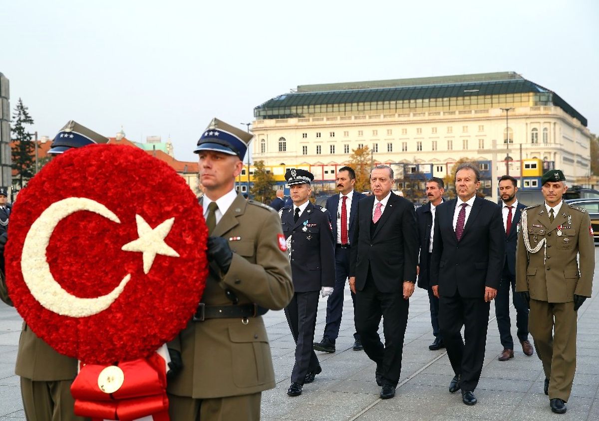 Cumhurbaşkanı Erdoğan, Varşova\'da Meçhul Asker Anıtı\'nı Ziyaret Etti