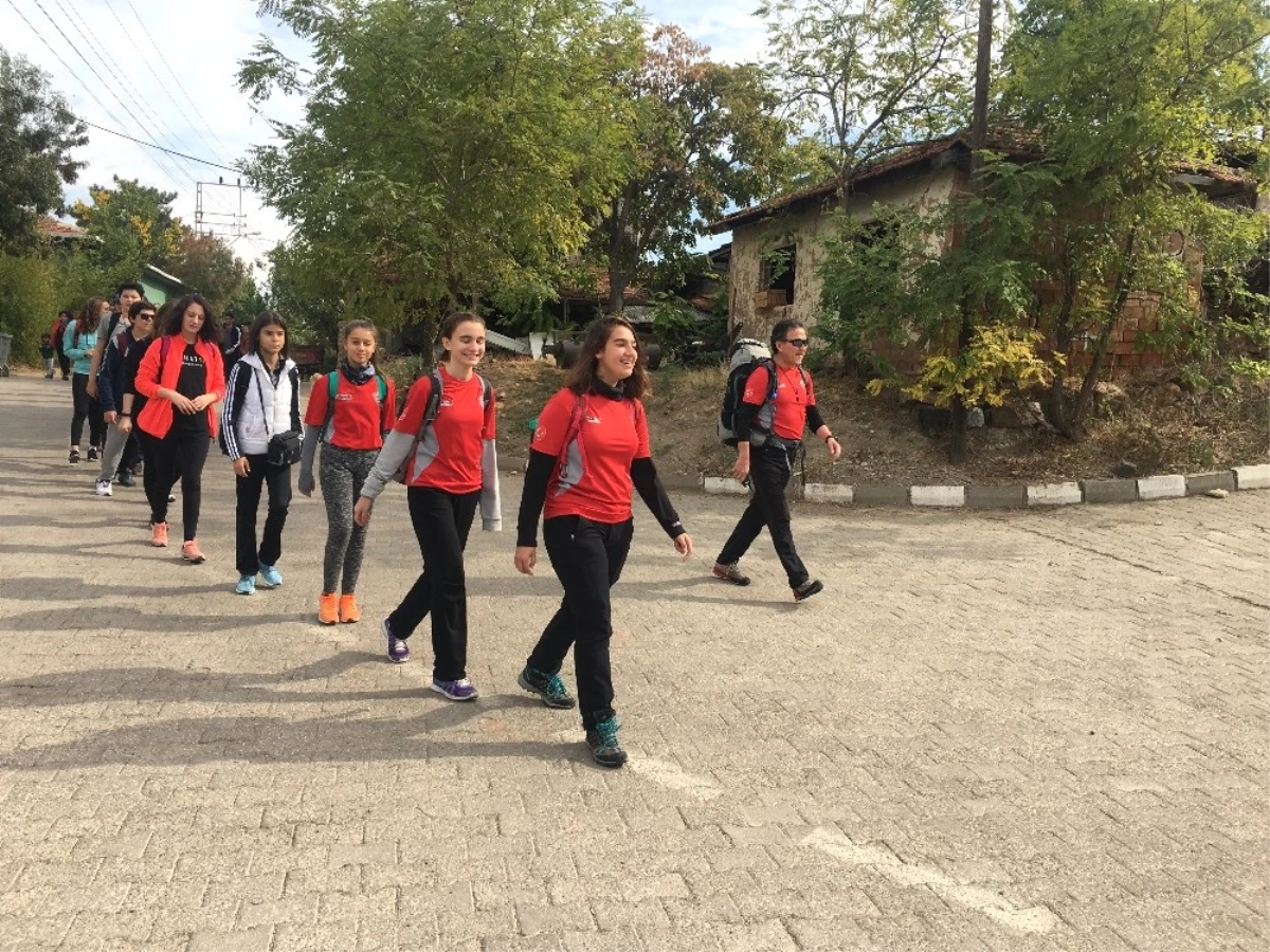 Dak\'dan Öğrencilerle 5 Kilometrelik Yürüyüş