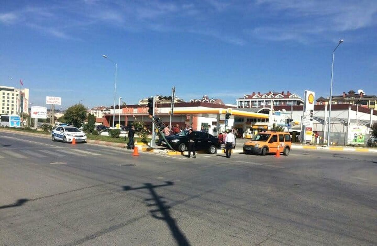 Dikkatsiz Sürücü Trafik Işıklarına Girdi