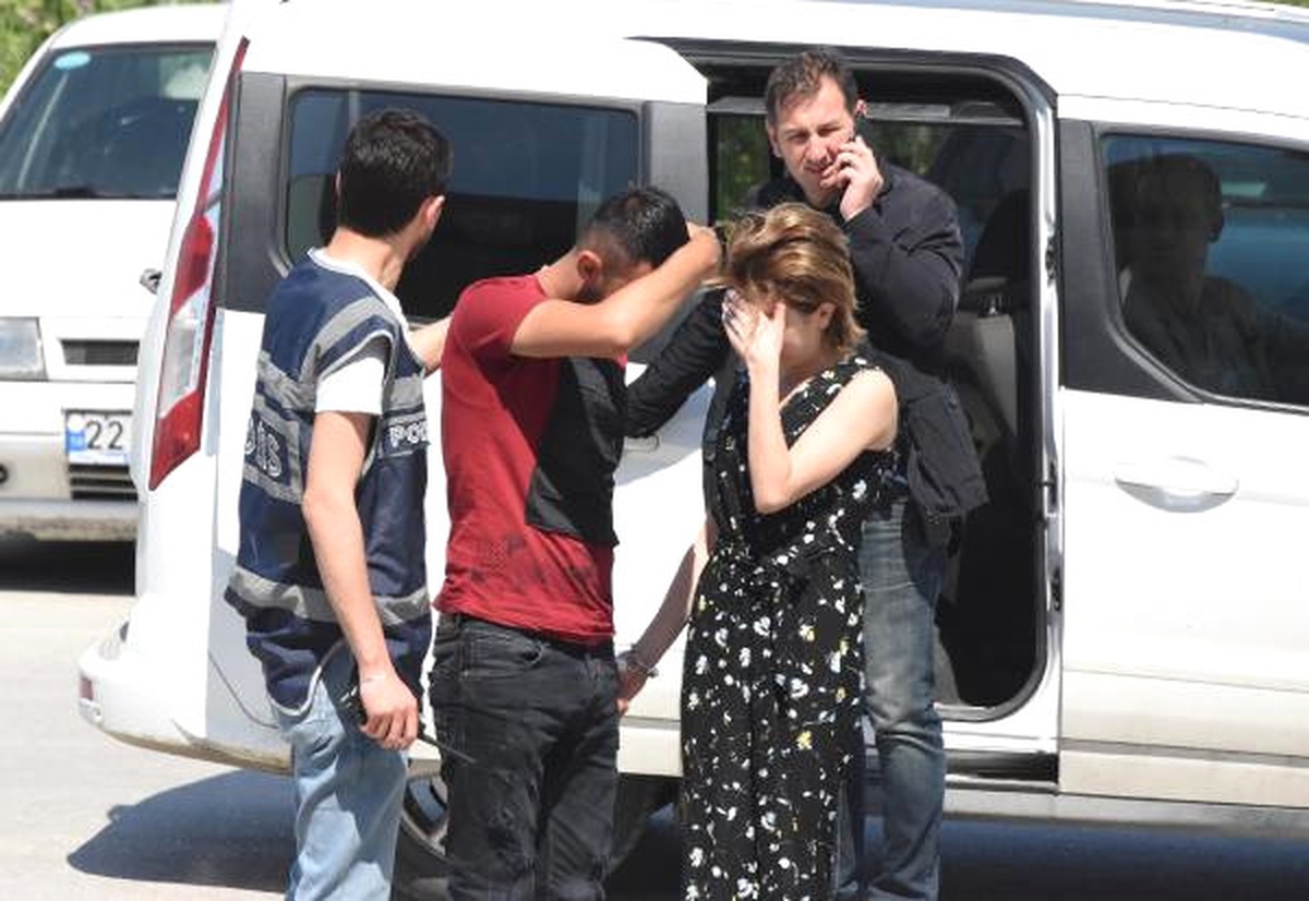 Dolandırıcılık Yaparak Aldıkları Altınları, Sütyeninde Saklamış