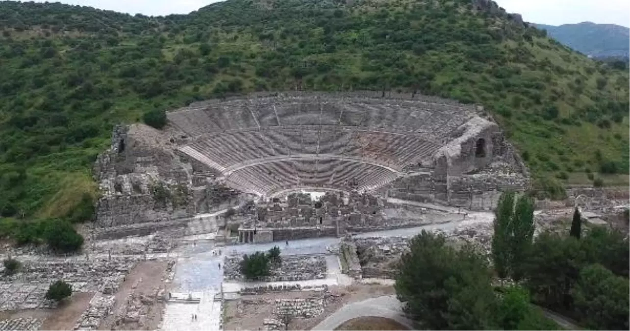 Efes Antik Kenti Denizle Buluşuyor