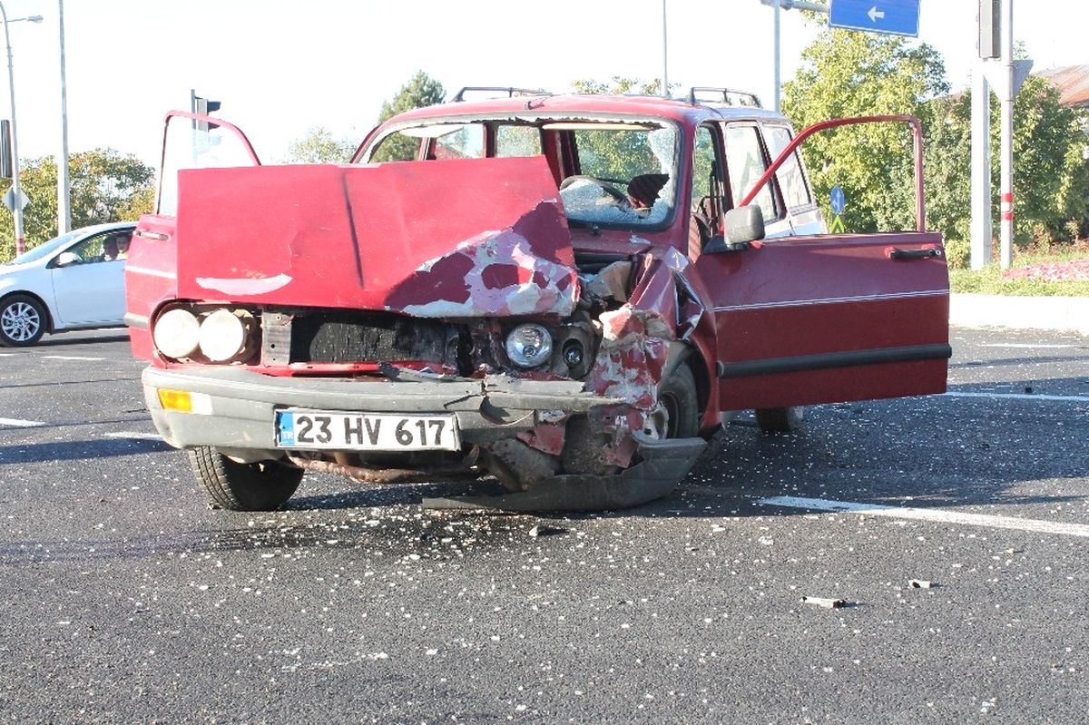 Elazığ\'da Trafik Kazası: 2 Yaralı