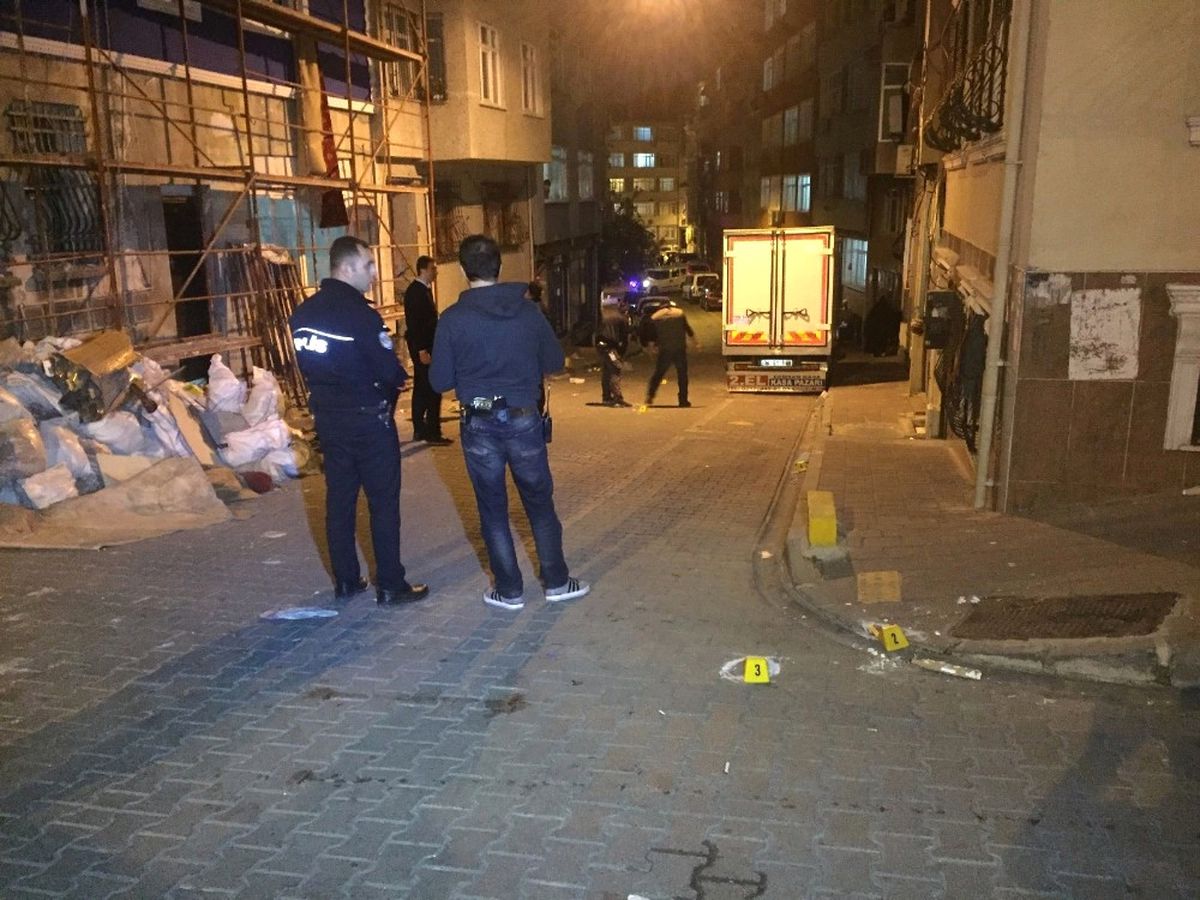 Fatih\'te Mahalleli ile Suriyeliler Arasında Silahlı Kavga: 3 Yaralı