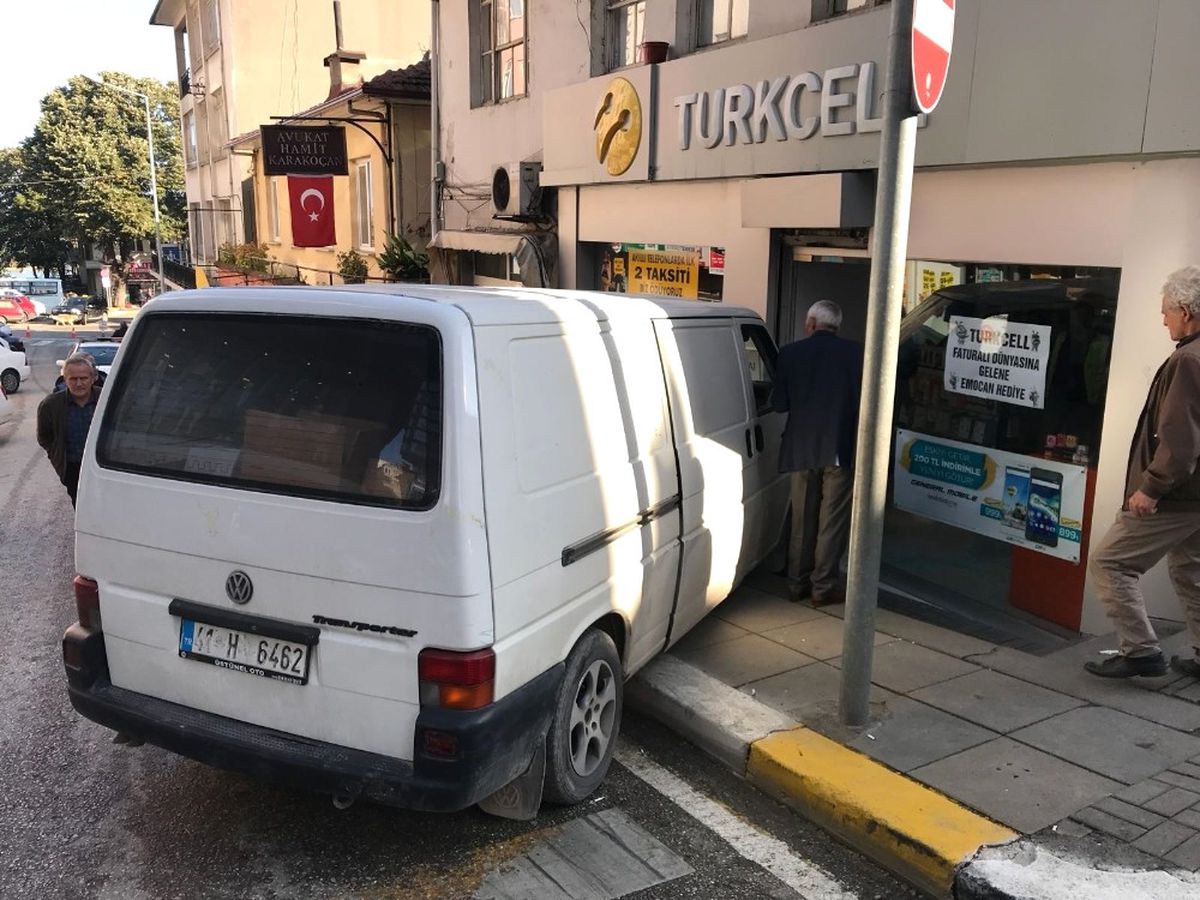 Freni Boşalan Araç Dükkana Girdi