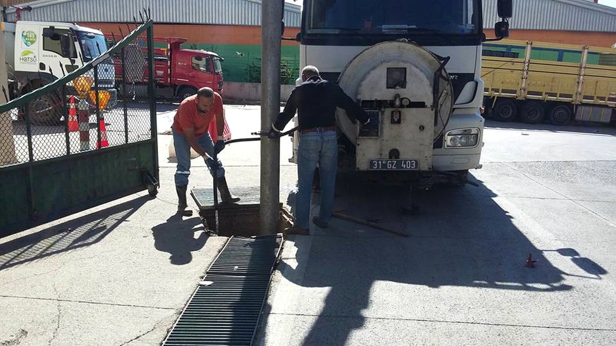 İskenderun Sebze Halinin Yağmur Izgaraları Temizlendi