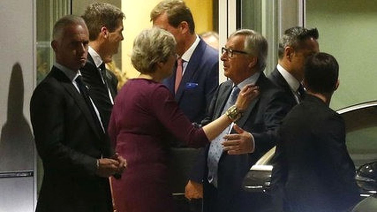 Juncker ve May Zirve Öncesi Akşam Yemeğinde Buluştu