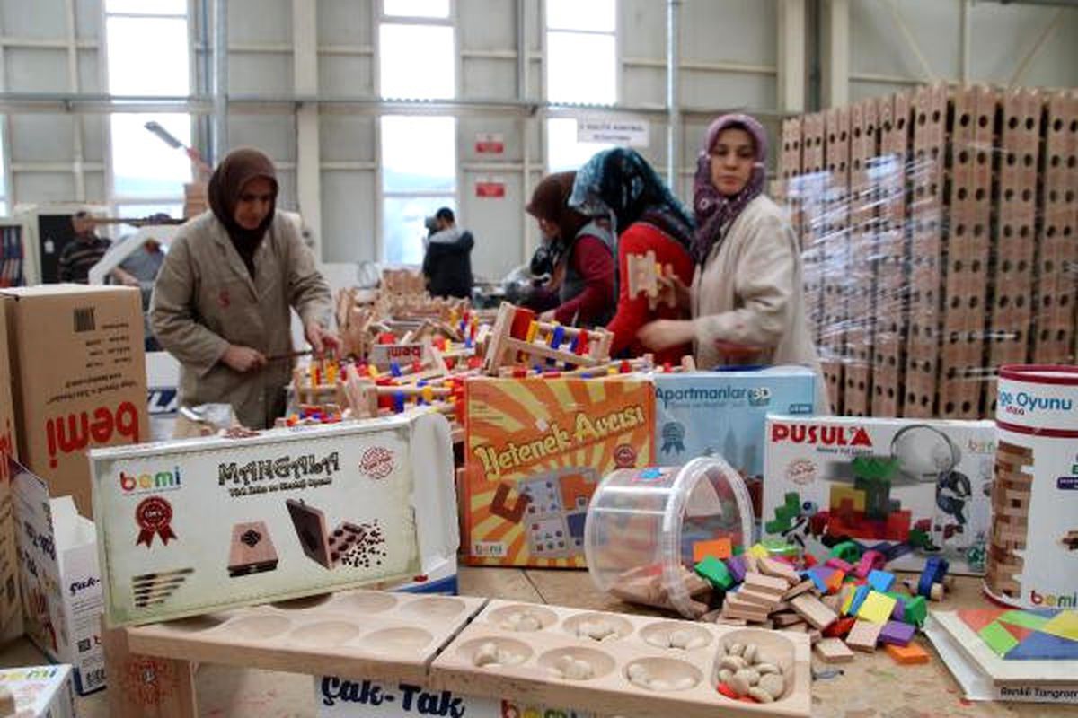 Kadın Marangozlar Ahşap Oyuncak Üretiyor