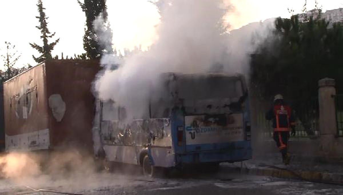 Kağıthane\'de Midibüs Yangını