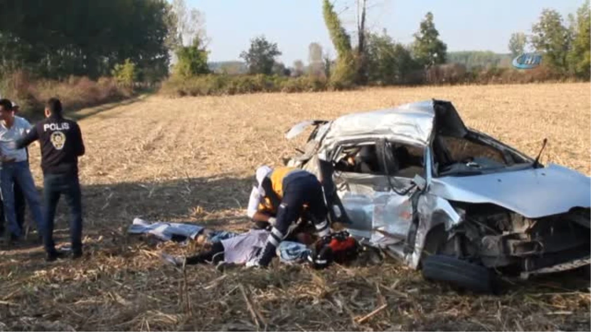 Karşı Yönden Gelen Tıra Çarpan Otomobil Mısır Tarlasına Uçtu: 2 Ölü, 1 Ağır Yaralı