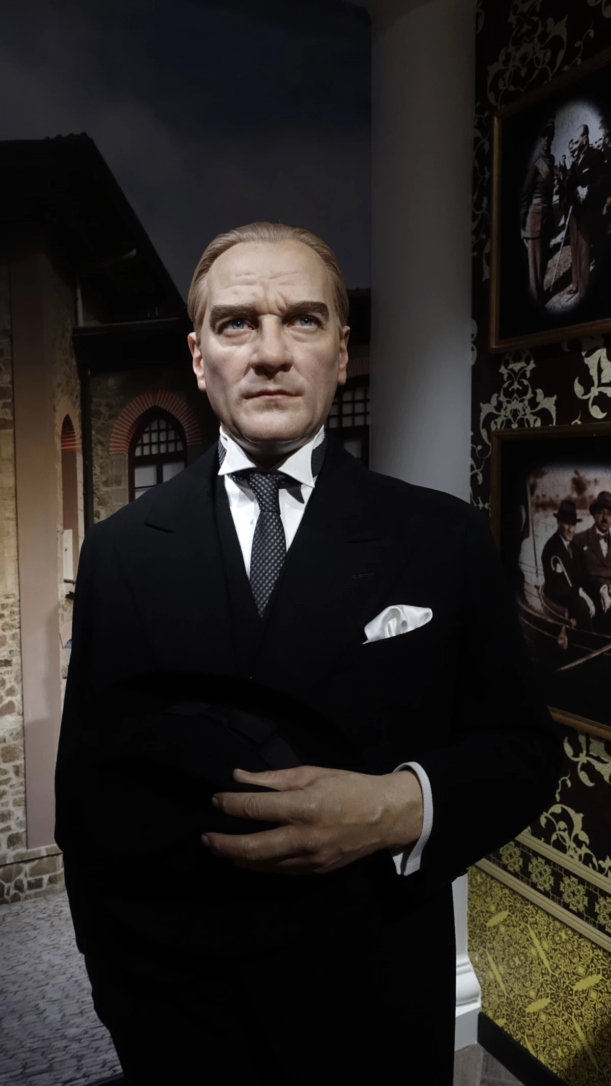 Madame Tussauds, Mustafa Kemal Atatürk\'ü Saygıyla Anıyor