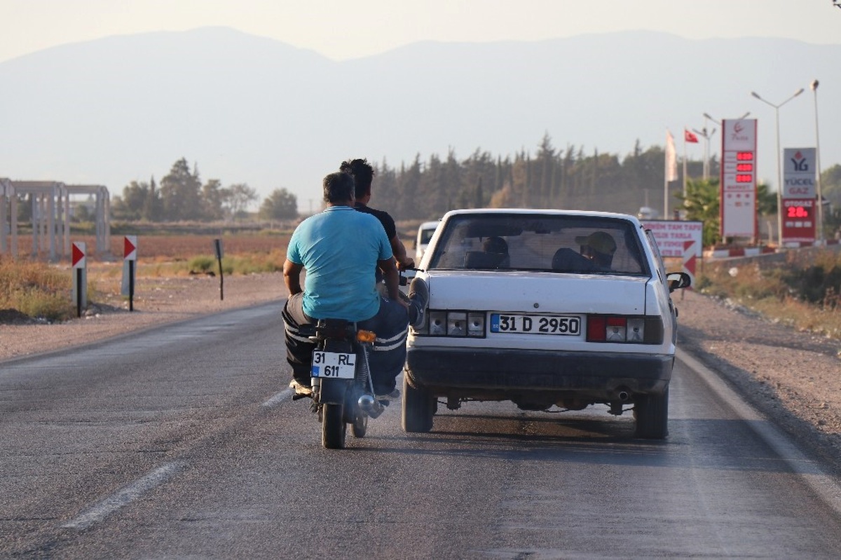 Motosiklet Sürücüsü Benzini Biten Otomobili Ayağıyla İtti