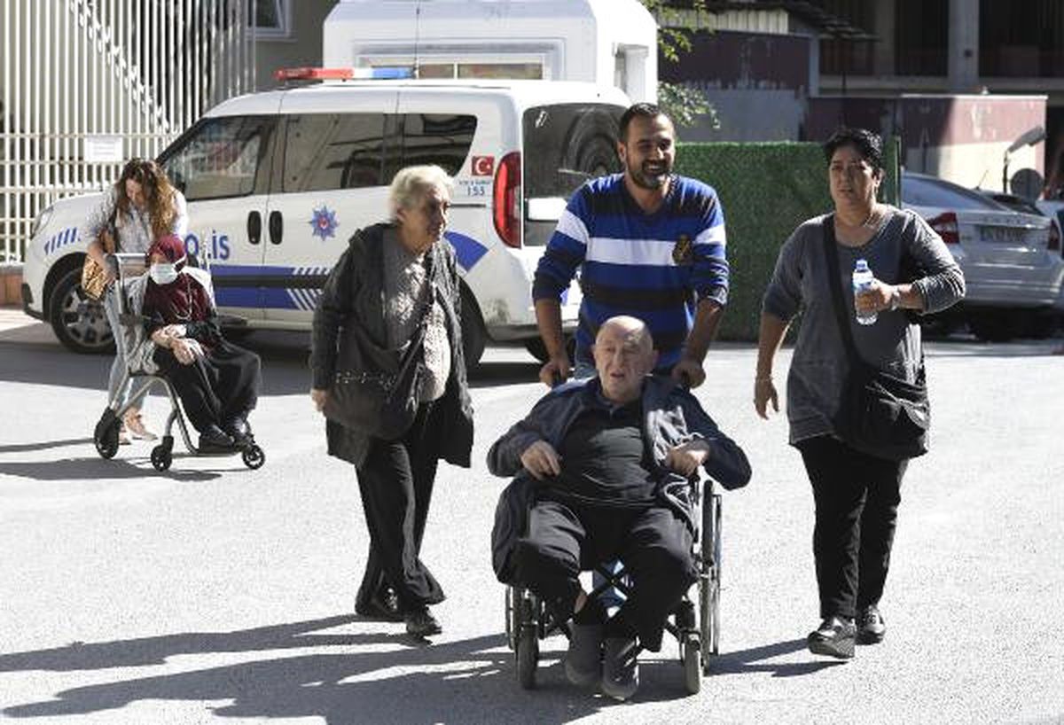 Okmeydanı Eğitim ve Araştırma Hastanesi\'nda Sahipsiz Çanta Alarmı (2)