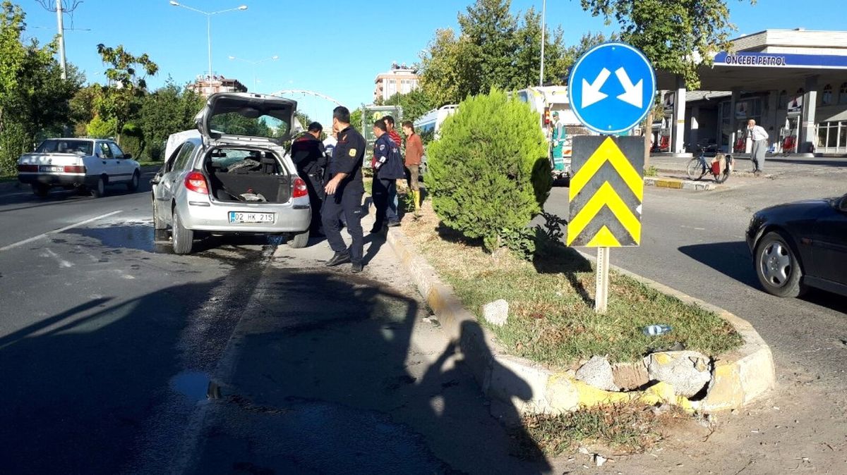 Otomobil Refüje Çarptı: 2 Yaralı
