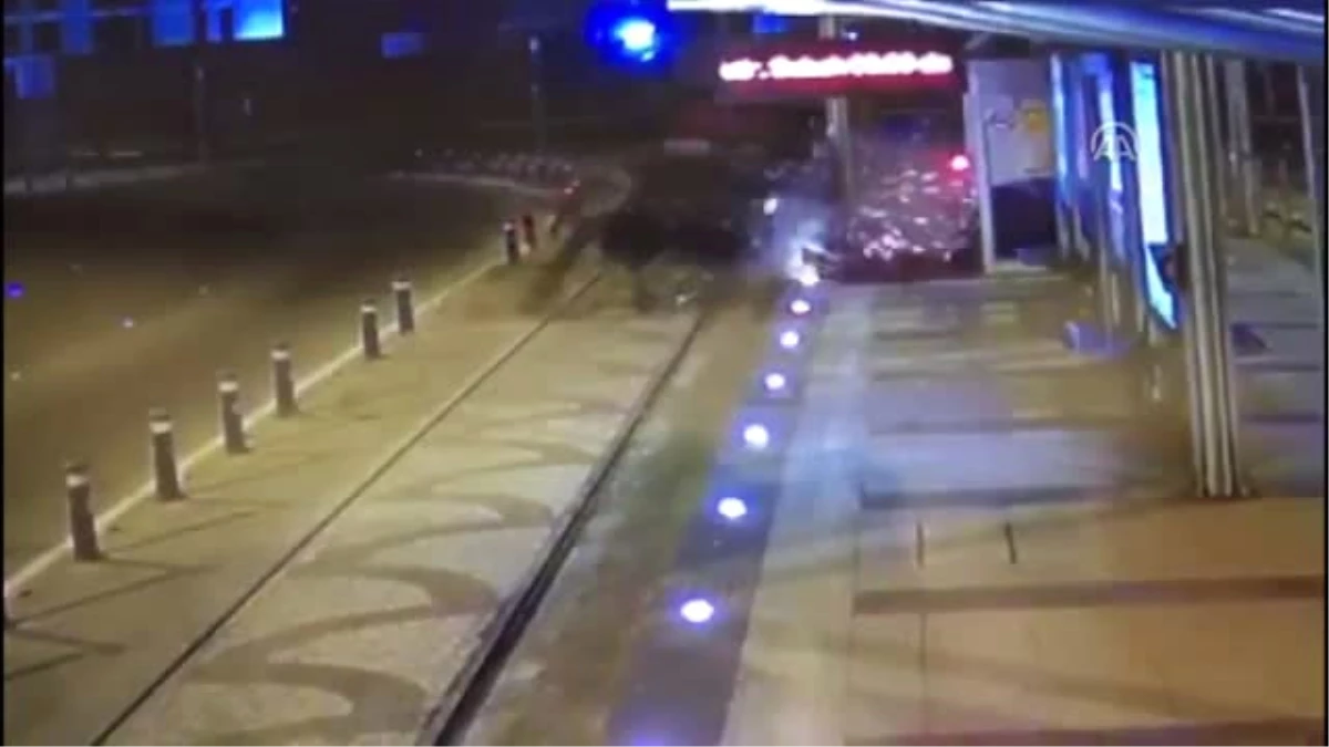 Otomobilin Tramvay Durağına Çarpması Güvenlik Kamerasında