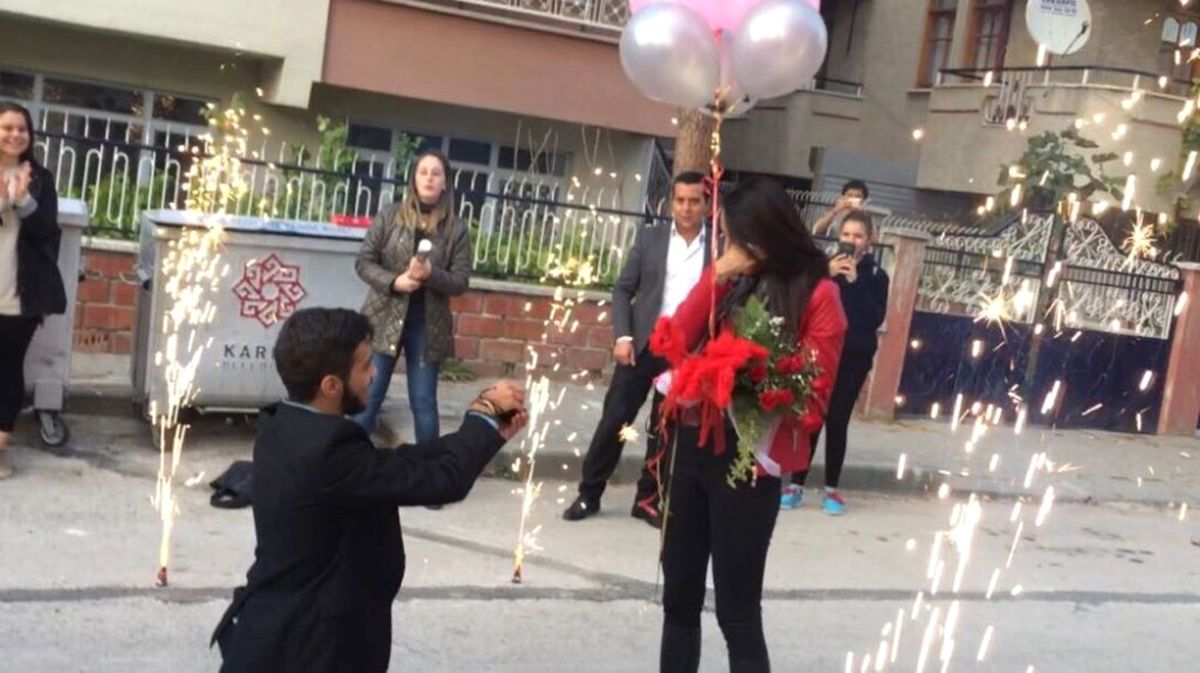 Zeybek Oynayarak Evlenme Teklifi Etti