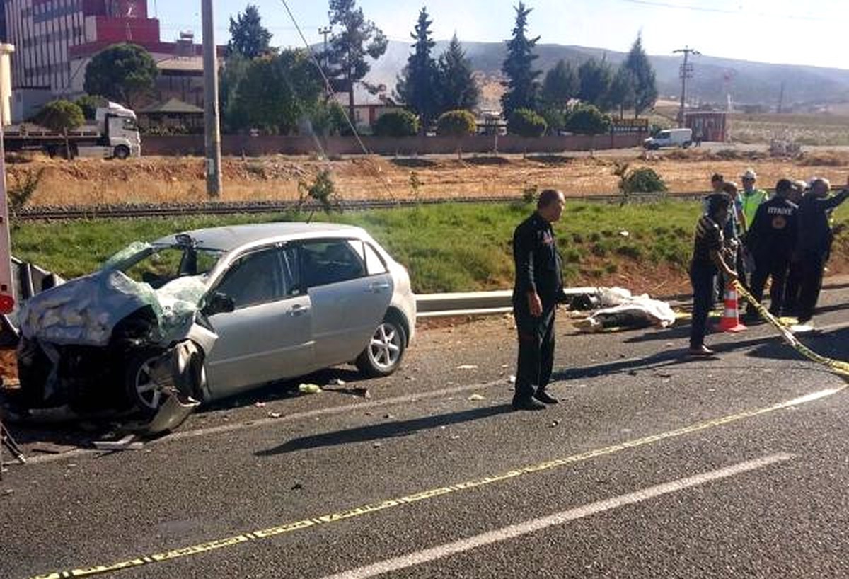 Pazarcık\'ta Otomobil, Kamyona Çarptı: 3 Ölü