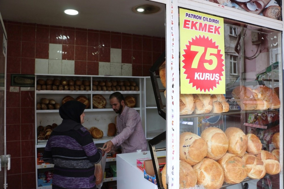Rakiplerine Kızan Fırıncı Ekmeğin Fiyatını Yarıya İndirdi