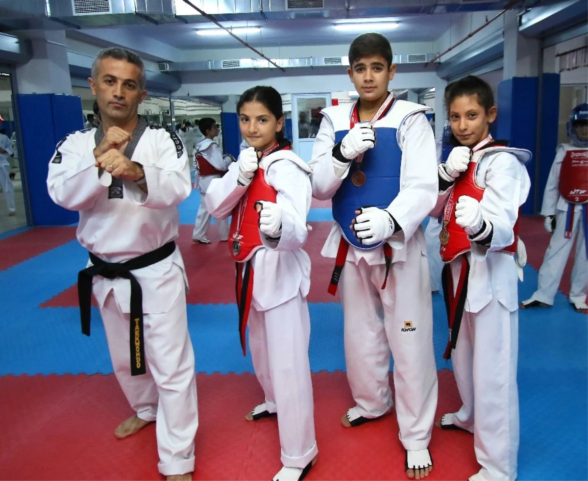 Taekwondo\'da Bayraklı\'nın Gururu Oldular