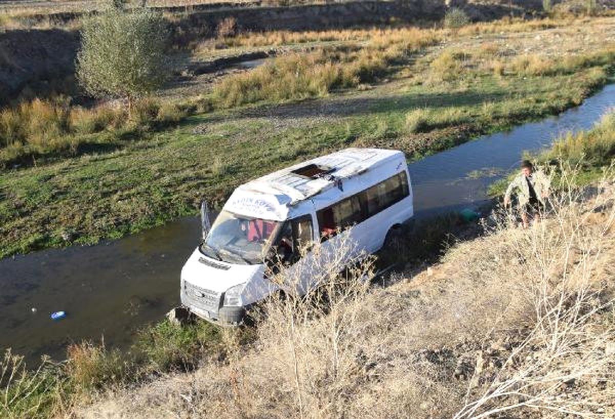 Tarım İşçilerini Taşıyan Minibüs Devrildi: 12 Yaralı