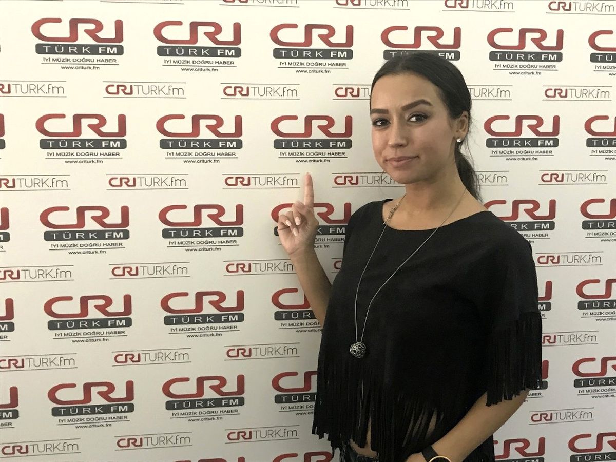 Tuğba Yurt: "Şarkı Söylemekten Bihaber İnsanlar Göz Önüne Sokuluyor"