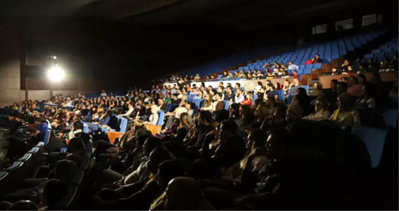 Ünlü Oyuncu Sermiyan Midyat, Boş Koltuklara Gösteri Yaptı