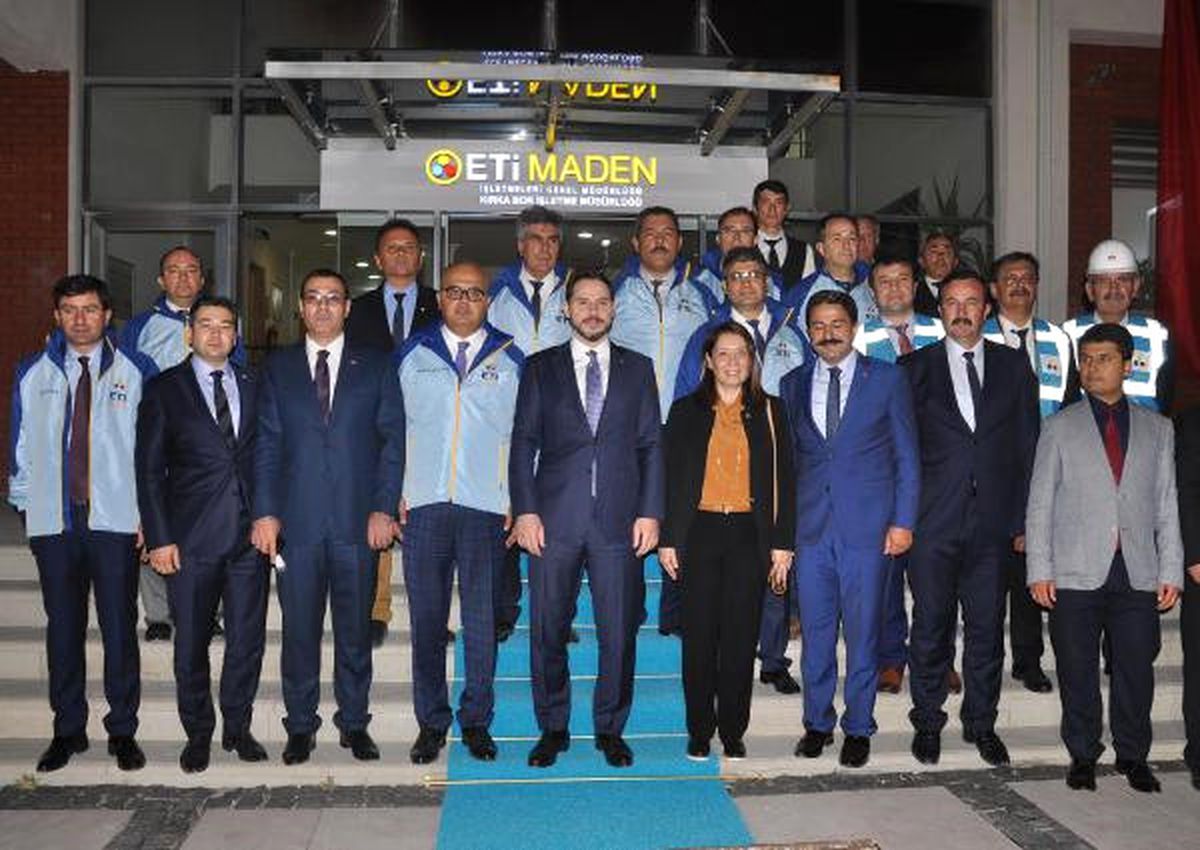 Bakan Albayrak, Şehit Uzman Çavuş\'un Ailesini Ziyaret Etti (2)