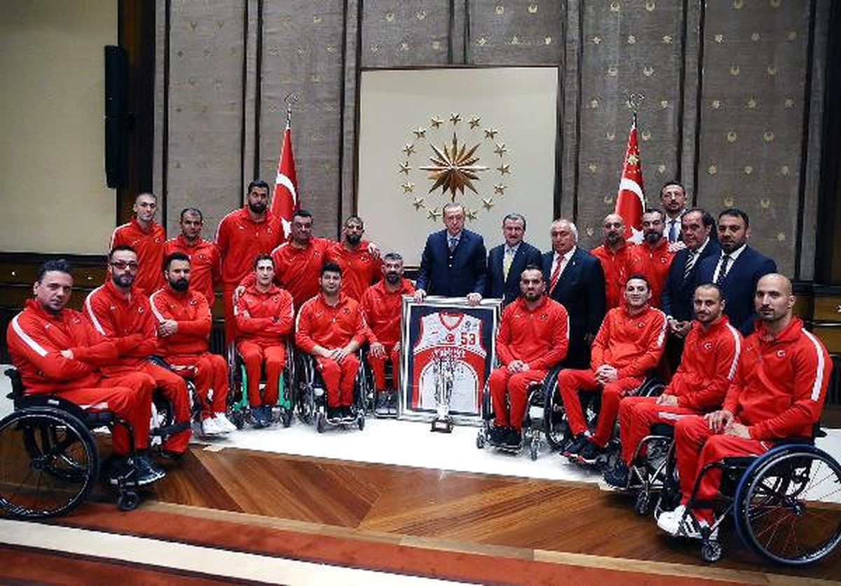 Cumhurbaşkanı Erdoğan, Ampute Futbol Takımı ile Tekerlekli Sandalye Basketbol Takımı\'nı Kabul Etti