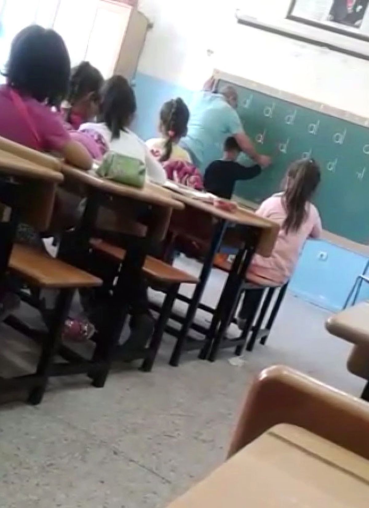 D" Harfini Yazamayan Öğrenciye Öğretmenden Dayak