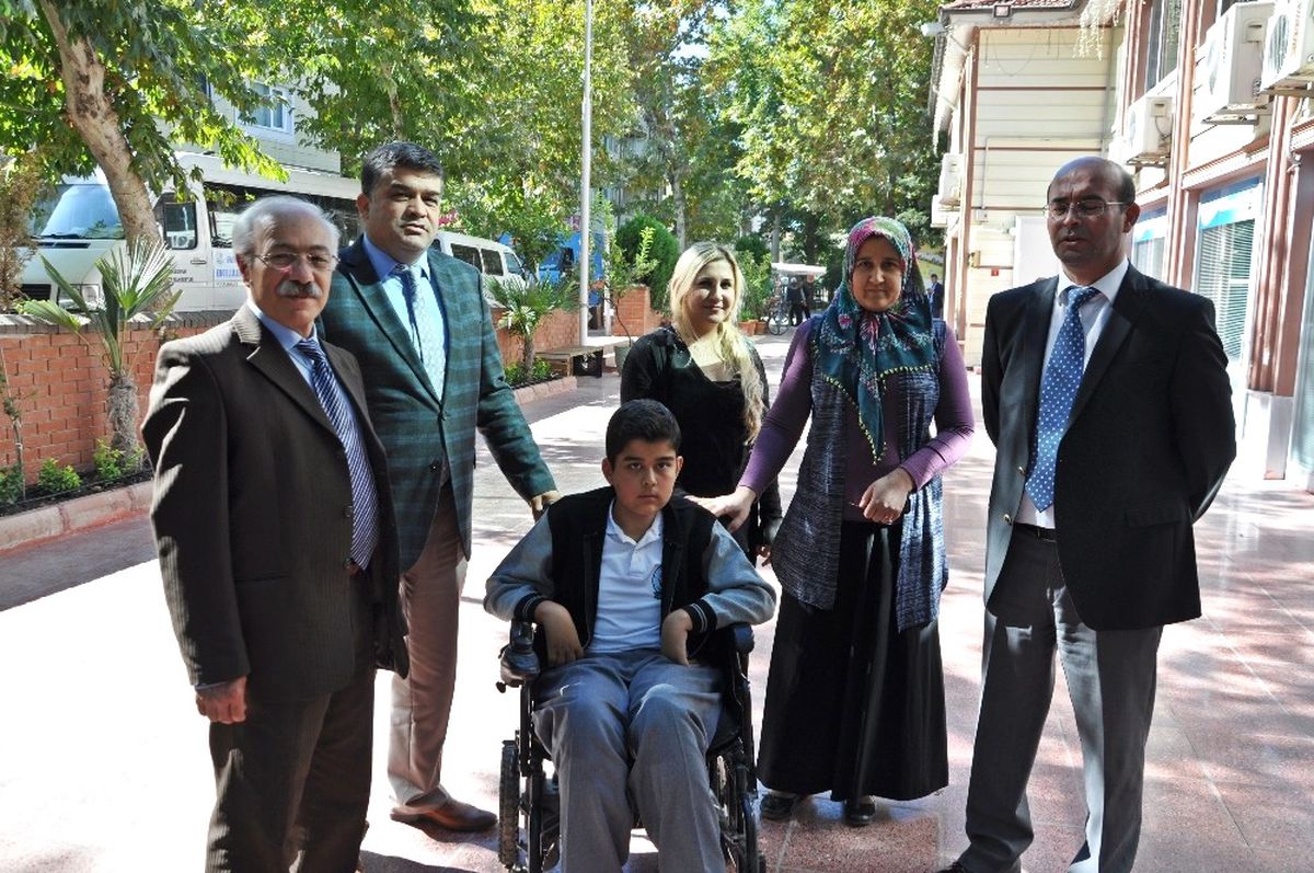 Engelli Öğrenciye Akülü Tekerlekli Sandalye Verildi