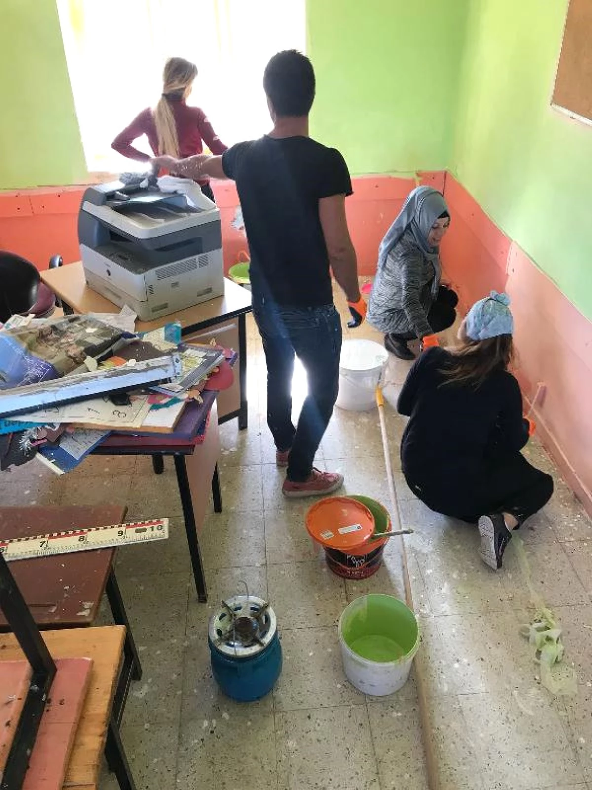 Fotoğraf Sanatçıları Köy Okulunu Boyadı