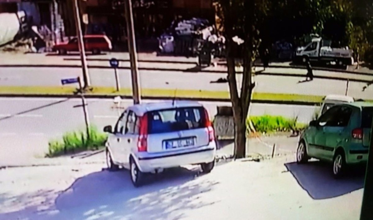 Hafifi Ticari Kamyonetin Kadına Çarpması Kameralara Yansıdı