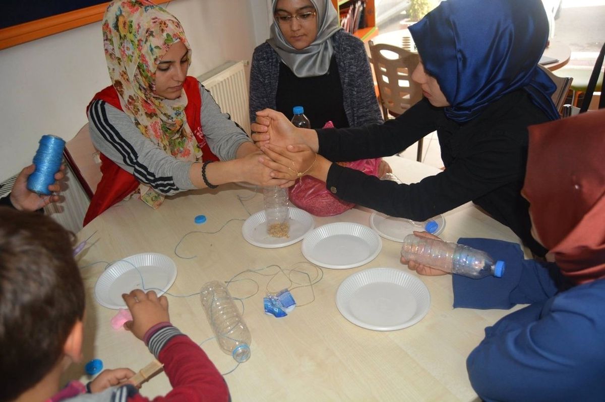 Kuşlar İçin Plastik Şişe ve Tabaklardan Yem Kapları Yaptılar
