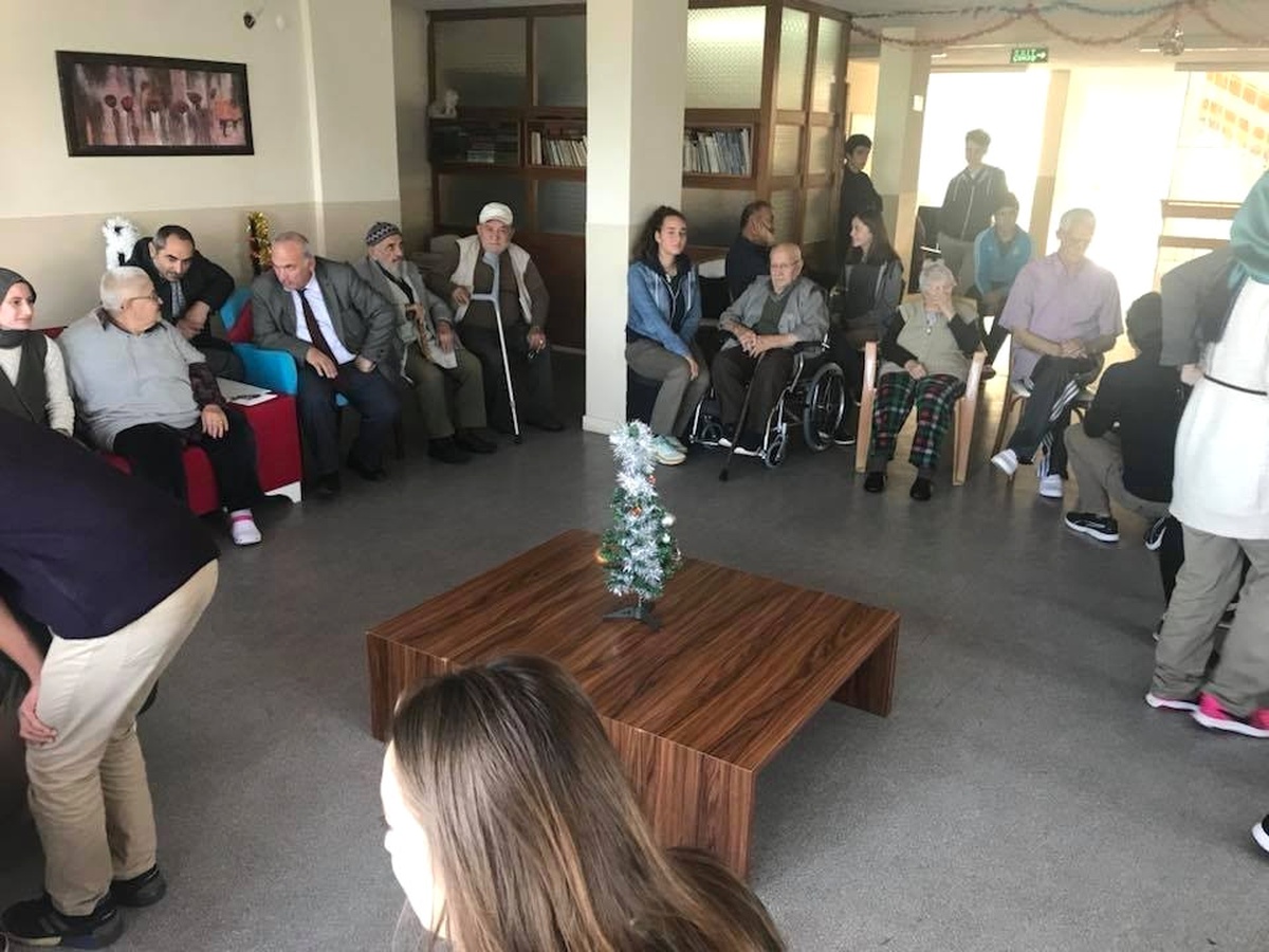 Lise Öğrencileri Yaşlıları Ziyaret Etti