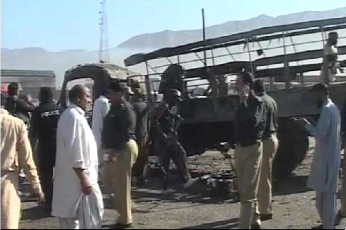 Pakistan\'da Bombalı Araçla Saldırıda En Az Yedi Polis Öldü (2)