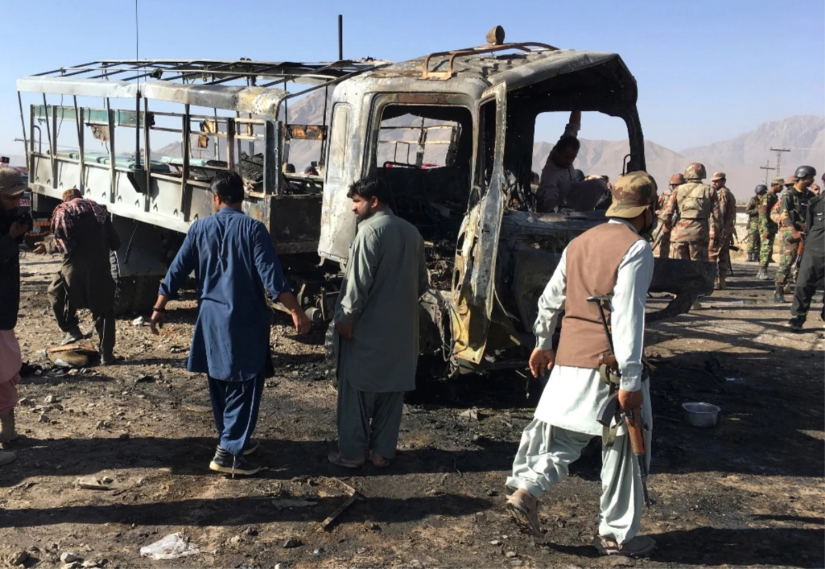 Pakistan\'da Bombalı Saldırı: 6 Ölü