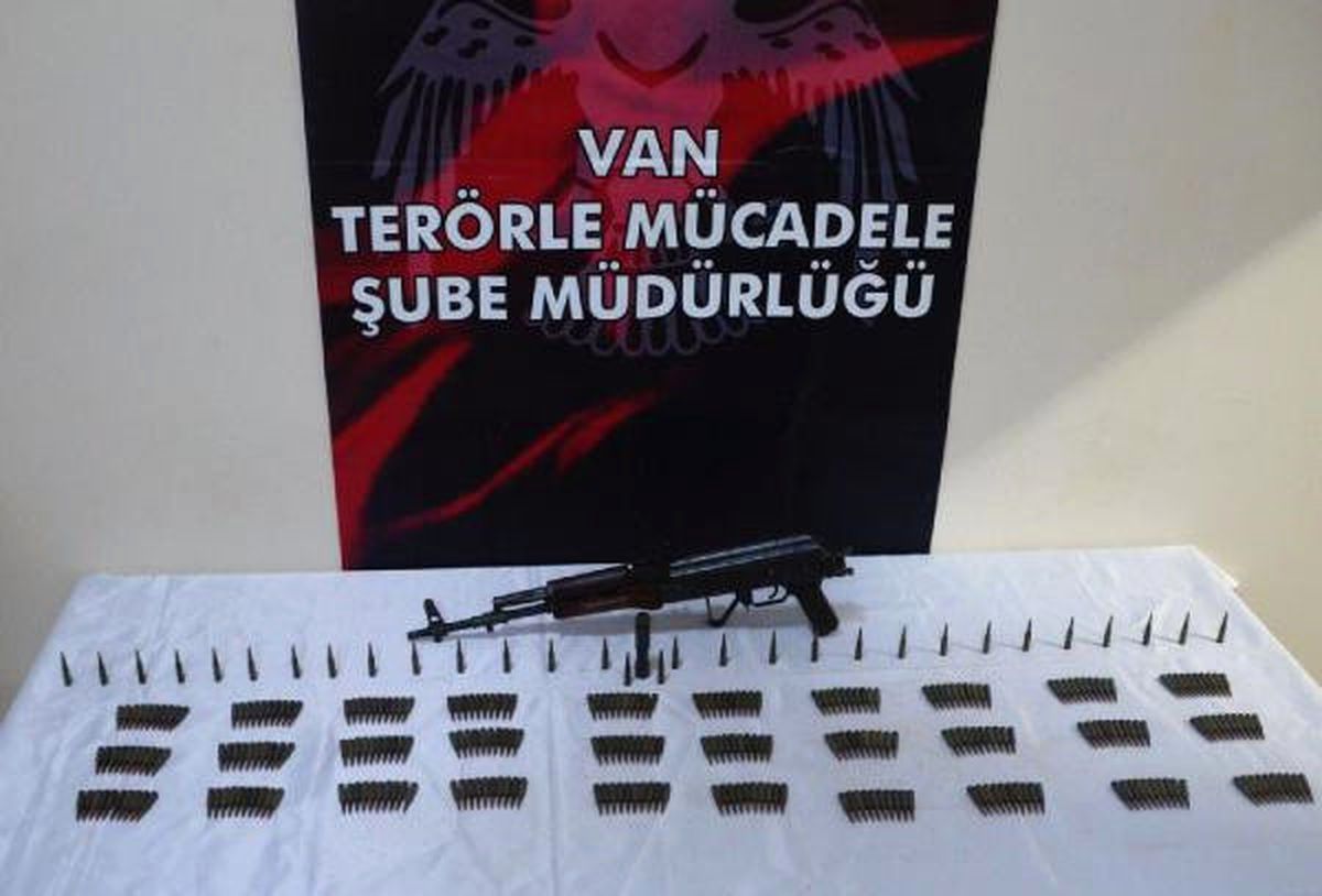 Van\'da Metruk Binada PKK Silahı ve Mühimmat Ele Geçirildi