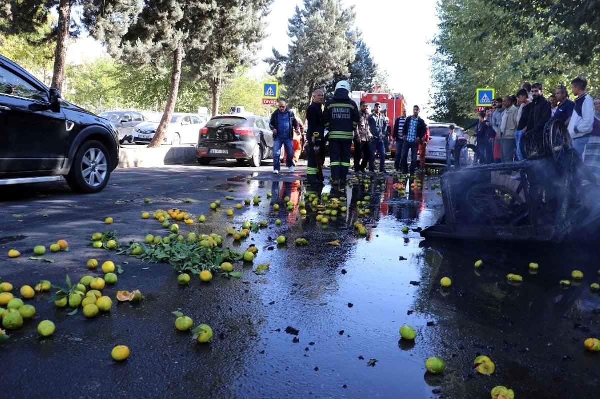 Zabıtaya Kızan Seyyar Satıcı Tezgahını Yaktı