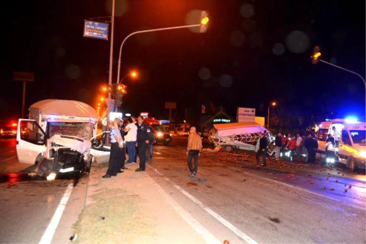 Adana\'da 2 Kamyonet Çarpıştı: 1 Ölü, 5 Yaralı