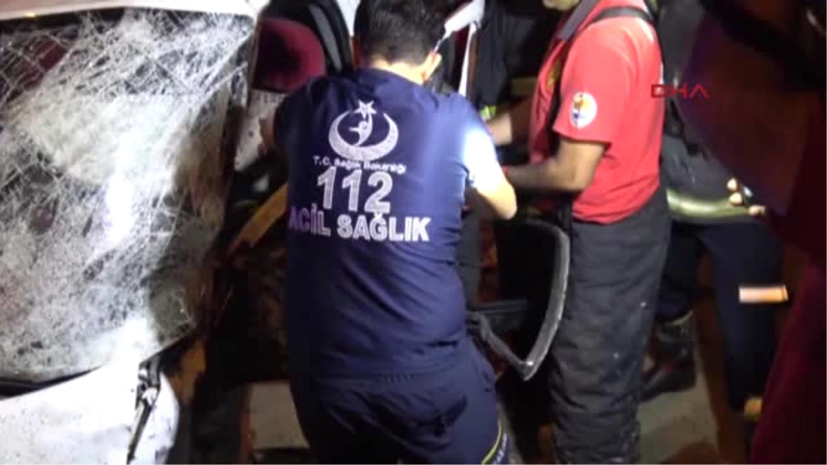 Adana\'da İki Kamyonet Çarpıştı: 1 Ölü, 5 Yaralı