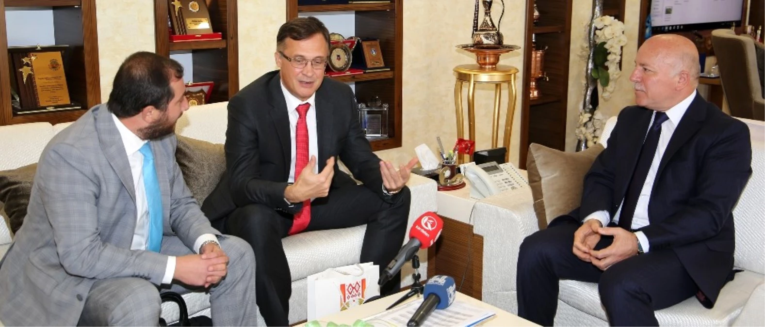 Belarus Ankara Büyükelçisi Savinykh Başkan Sekmen\'i Ziyaret Etti